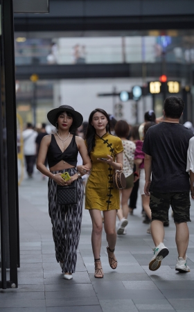 短裙气质美女