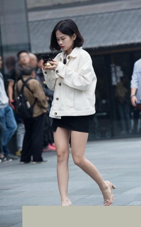 玩手机的长腿美女3A611[1.18G]