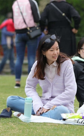 No730 以为女孩光着脚，近看才发现原来她穿着抽了丝的超薄长丝