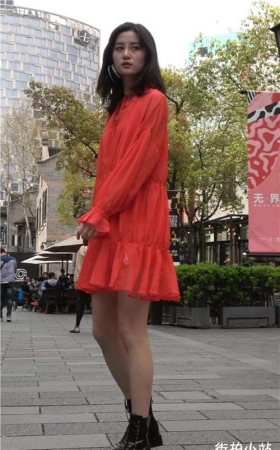 美丽气质红裙街拍美女
