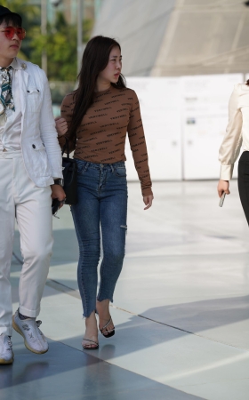 长腿牛仔妹子