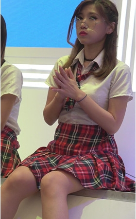 戴眼镜的可爱小姐姐
