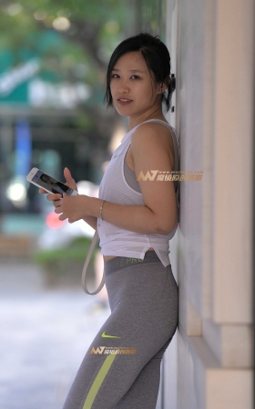 喜欢自拍的瑜伽裤少妇 [20P]