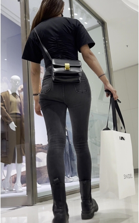 长腿蜜桃美女