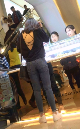 极度紧绷的牛仔女逛商场