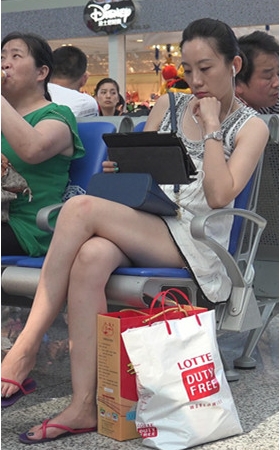 听歌玩手机的妹子