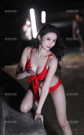 极品红色比基尼白皙美模小思佳 [18P]
