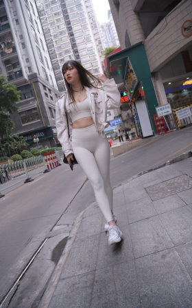 白色瑜伽裤美女
