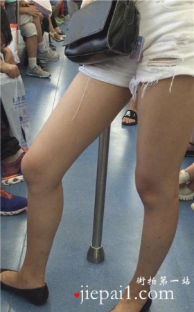 地铁上打电话的热舞白腿少女，不断变换着站姿。