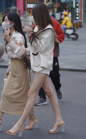 热裤美腿小姐姐