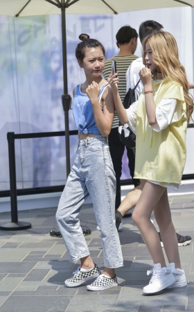 两个漂亮小妹