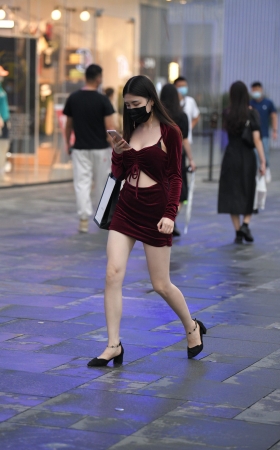 夜拍红裙小姐姐