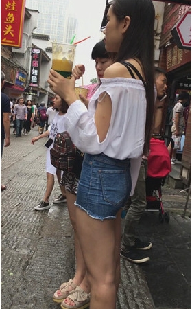 长发牛仔热裤小姐姐