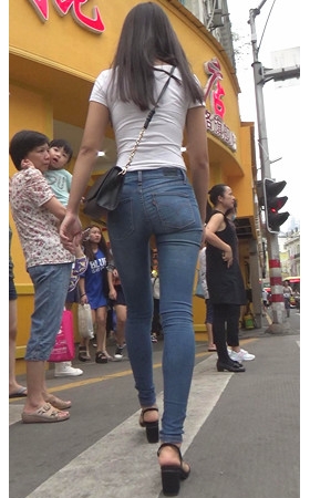 街拍苗条的牛仔紧身小妹