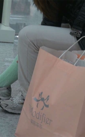 MM仔细示范如何穿上五趾棉袜