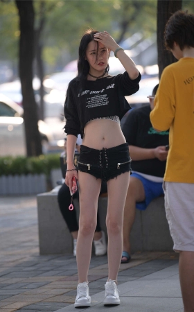 短裤T恤小蛮腰
