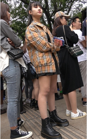 黑色短裙妹子