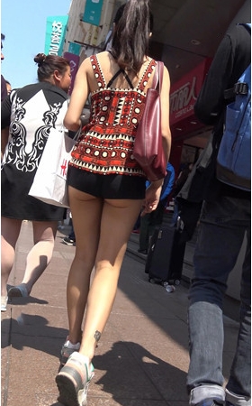 黑色月牙短裤妹子