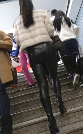 紧身皮裤气质小姐姐