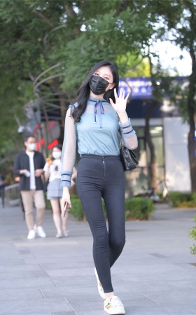 黑色紧身牛仔裤