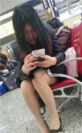 4k超清，肉丝袜丰腴肉肉的美女，眼睛近视手机都快贴脸上了