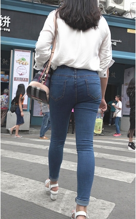 蓝色紧身裤美女