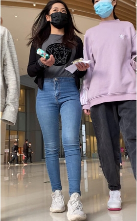蓝牛紧身圆润美女