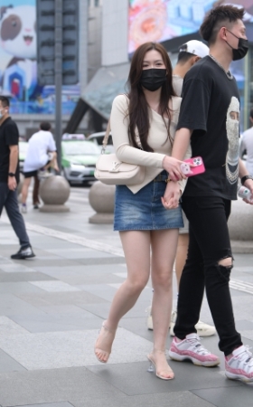 牛仔短裙女友
