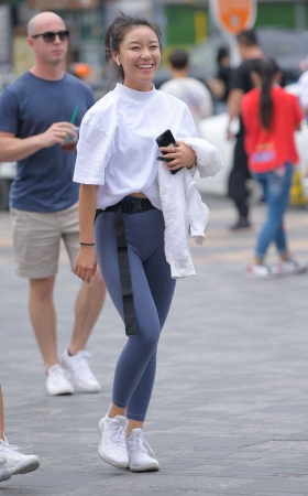 两个健身的妹子