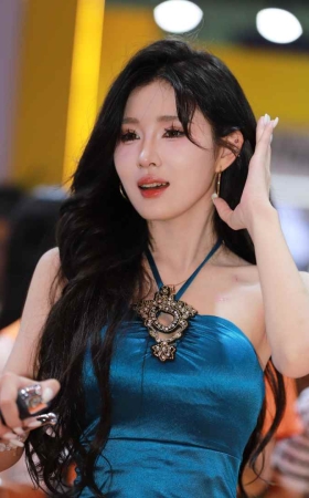 摩博会波点黑丝小雯baby [157P-1.27GB]