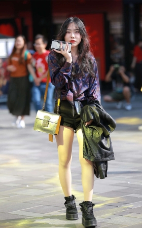 四九城嘎子街拍作品 – 肉丝热裤小妹