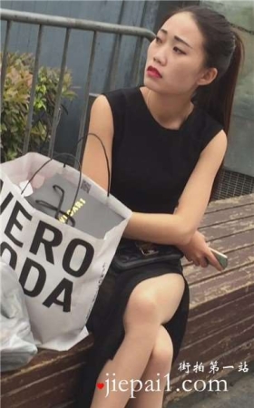 木椅子上休息的性感长腿红唇女神，肤白貌美。