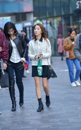美腿短裙美眉