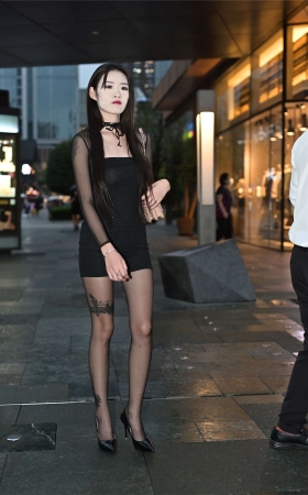 黑色紧身包臀裙黑丝美腿