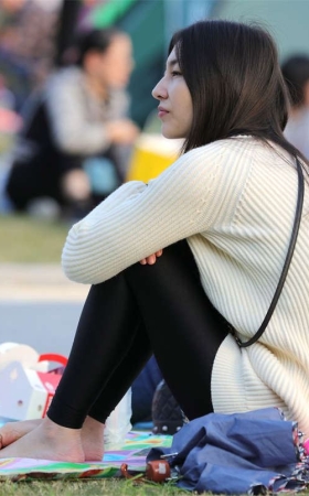 No744 容貌优雅迷人，玉足纤细白晰，这样的女人谁能不爱