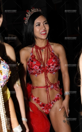 性感红色健身短裤美女 [24P]