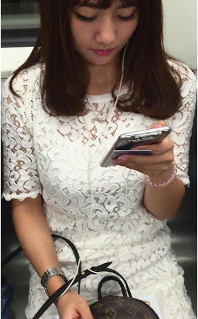 地铁上偶遇清纯文静甜美小仙女