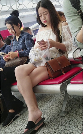 白嫩美腿小妹