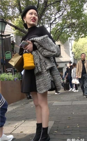 4K - 街拍一身打扮都是黑色的美腿姑娘 [1.76 GB/MP4]
