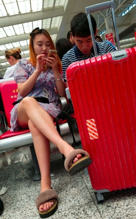 高铁站候车室气质长腿美女