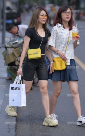 紧致中裤小姐姐 [17P]