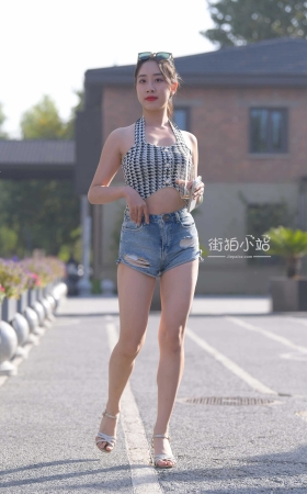 [一始专区] 牛仔热裤美女 【图片➕视频】<font color=red> [10P]</font>