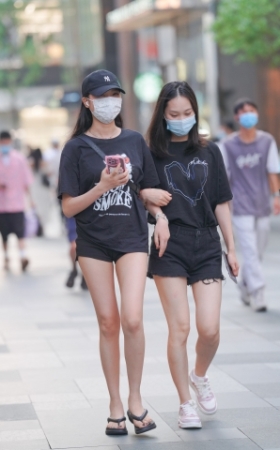 长腿热裤女孩
