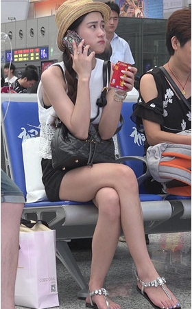 玩手机的漂亮美足美女