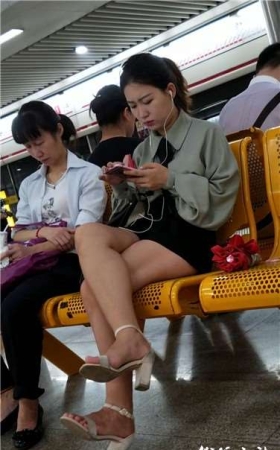 4k超清，候车室拍摄气质美腿高颜值小姐姐