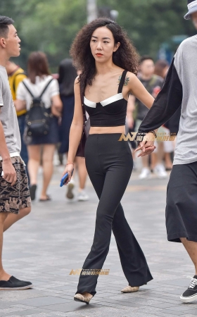 性感裸背紧身喇叭裤美女 [24P]