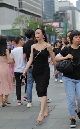 黑色短裙美女