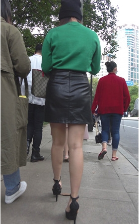 漂亮的绿衣皮裙小美女