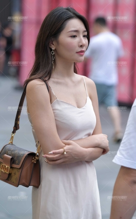 甜美，吊带裙美女 [14P]