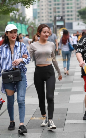 落落大方的蜜桃运动裤女孩 [19P]